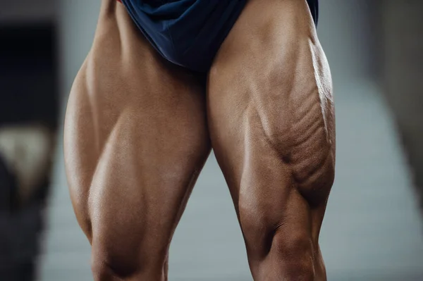 Caucasian Power Athletic Man Training Pumping Leg Quadriceps Muscles Strong — Stock Photo, Image