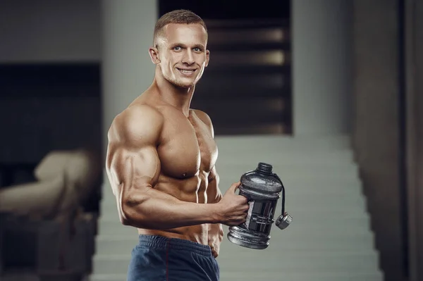 Fitness Man Siłowni Pije Wodę Treningu Fitness Kulturystyka Zdrowe Tło — Zdjęcie stockowe