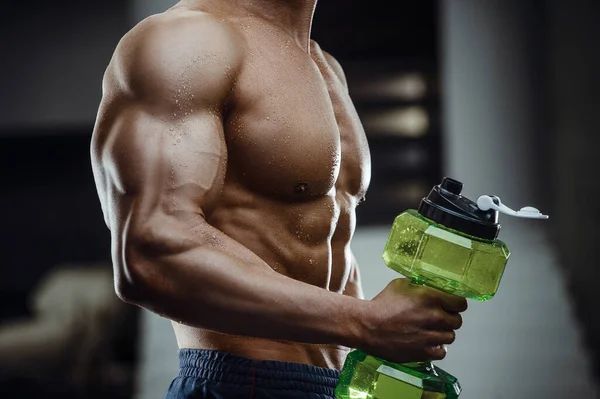 Homem Fitness Ginásio Beber Água Após Treino Fitness Musculação Fundo — Fotografia de Stock