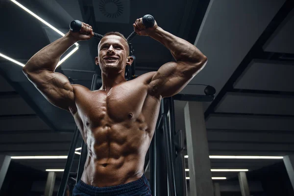 Poder Caucásico Atlético Hombre Entrenamiento Bombeo Músculos Tríceps Culturista Fuerte —  Fotos de Stock