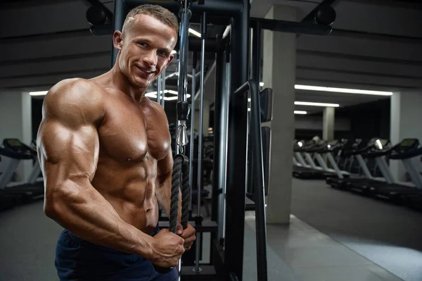 Biała Siła Atletyczny Człowiek Trenujący Pompowanie Mięśnie Triceps Silny Kulturysta — Zdjęcie stockowe