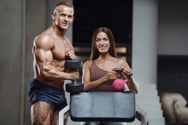 Deportiva Pareja Fitness Haciendo Ejercicio Gimnasio Mujer Atractiva Guapo Musculoso — Foto de Stock