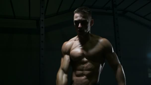 Fitness Άνθρωπος Στην Προπόνηση Στο Γυμναστήριο Άντληση Μυών Kettlebell Καταλληλότητα — Αρχείο Βίντεο