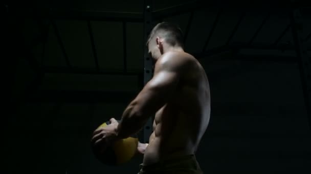 健身男子在健身房锻炼 有健身球伸展肌肉 健身和健美的概念背景 高加索健美运动员在体育馆做腹肌运动 — 图库视频影像