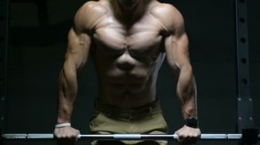 Spor salonunda şınav çeken fitness adamı. Beden eğitiminde göğüs ve omuzlar için egzersiz yapan güçlü bir vücut geliştirici. Fitness, vücut geliştirme ve egzersiz konsepti