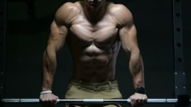 Spor salonunda şınav çeken fitness adamı. Beden eğitiminde göğüs ve omuzlar için egzersiz yapan güçlü bir vücut geliştirici. Fitness, vücut geliştirme ve egzersiz konsepti