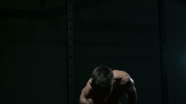 Pria Berotot Tampan Kaukasia Berolahraga Gym Memakai Topeng Saat Latihan — Stok Video