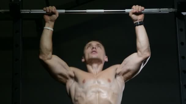 Homem Fitness Bombeando Músculo Fazendo Pull Ups Exercícios Ginásio Tronco — Vídeo de Stock