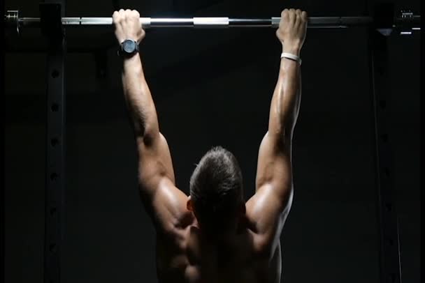 Fitness Man Pumpa Upp Muskler Gör Pull Ups Övningar Gym — Stockvideo