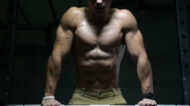 Spor salonunda şınav çeken fitness adamı. Beden eğitiminde göğüs ve omuzlar için egzersiz yapan güçlü bir vücut geliştirici. Fitness, vücut geliştirme ve egzersiz konsepti