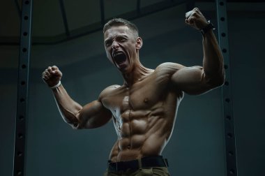 Öfke Çığlığı. Spor salonunda karın kasları çalışırken çığlık atan beyaz tenli güçlü bir sporcu. Fitness, vücut geliştirme ve sağlık hizmeti kavramı