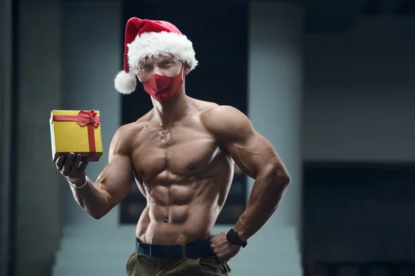 Hombre Fitness Con Traje Sombrero Santa Claus Gimnasio Con Una — Foto de Stock