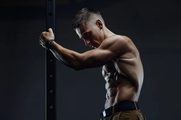 Spor Salonunda Kaslarını Şişiren Fitness Adamı Spor Fitness Vücut Geliştirme — Stok fotoğraf