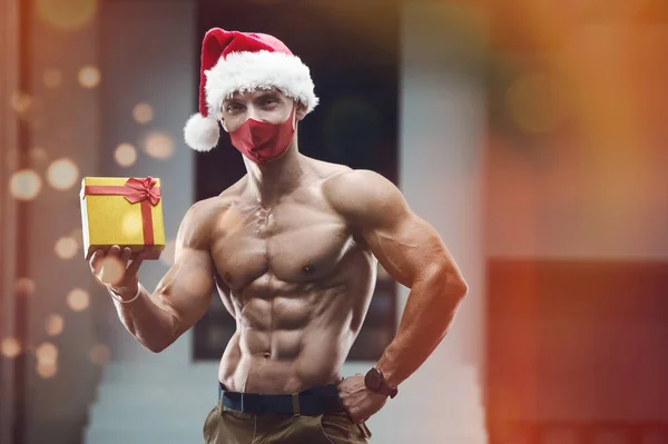 Hombre Fitness Con Traje Sombrero Santa Claus Gimnasio Con Una — Foto de Stock
