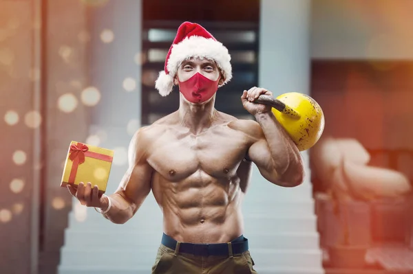 Hombre Fitness Con Traje Sombrero Santa Claus Gimnasio Con Una — Foto de Stock