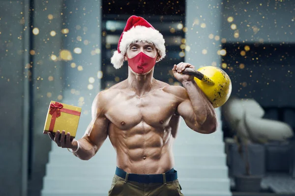 Hombre Fitness Con Traje Sombrero Santa Claus Gimnasio Con Una — Foto de Stock
