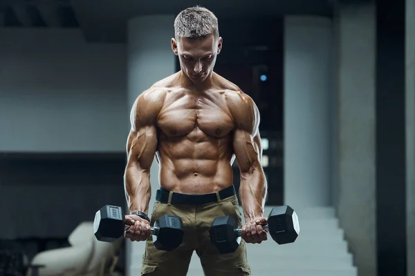Kaukasisk Power Athletic Man Träning Pumpa Upp Biceps Muskler Stark — Stockfoto
