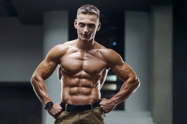 Närbild Porträtt Stilig Fitness Man Vit Skjorta Gymmet Muskelträning Fitness — Stockfoto