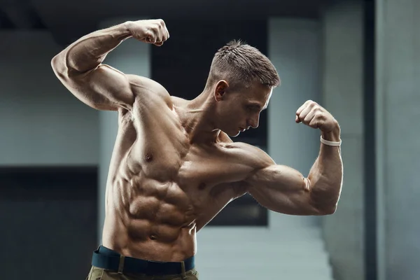 Närbild Porträtt Stilig Fitness Man Vit Skjorta Gymmet Muskelträning Fitness — Stockfoto