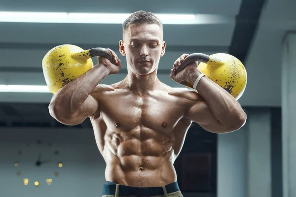 Spor Salonunda Antrenman Yapan Adam Kaslarını Kettlebell Ile Şişiriyor Fitness — Stok fotoğraf