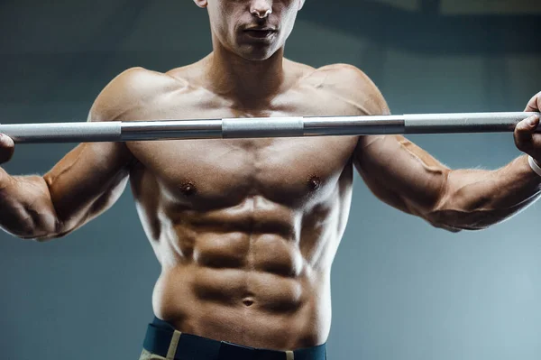 Primer Plano Retrato Guapo Hombre Fitness Camisa Blanca Gimnasio Entrenamiento — Foto de Stock