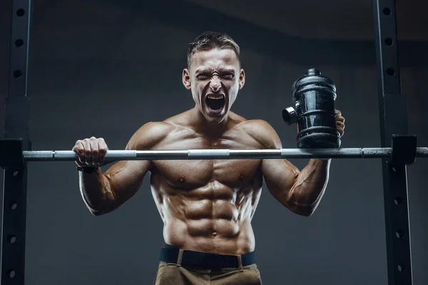 Homem Fitness Caucasiano Bebendo Água Após Treino Ginásio Fitness Musculação — Fotografia de Stock