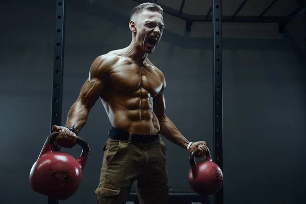 Homem Fitness Treino Ginásio Bombeando Músculos Com Kettlebell Fitness Musculação — Fotografia de Stock