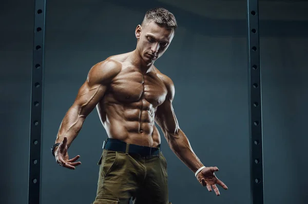 Närbild Porträtt Stilig Fitness Man Vit Skjorta Gymmet Muskelträning Fitness — Stockfoto