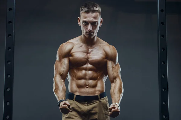 Primer Plano Retrato Guapo Hombre Fitness Camisa Blanca Gimnasio Entrenamiento — Foto de Stock