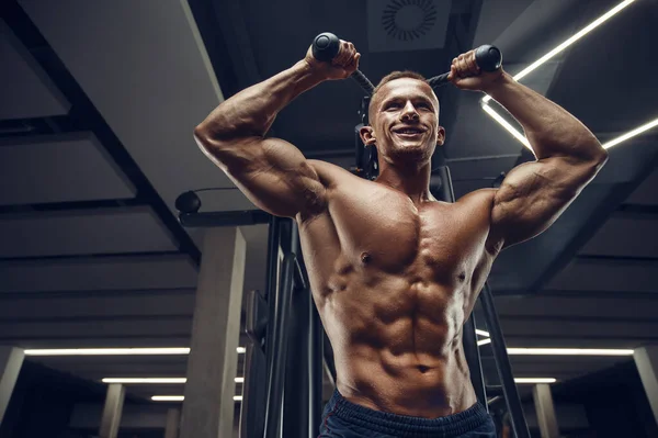 Kaukasische Kracht Atletische Man Training Oppompen Triceps Spieren Sterke Bodybuilder — Stockfoto