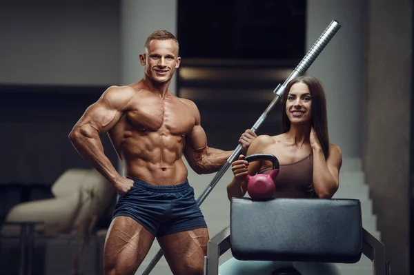 Deportiva Pareja Fitness Haciendo Ejercicio Gimnasio Mujer Atractiva Guapo Musculoso — Foto de Stock