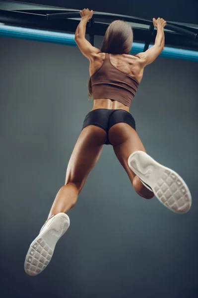 Fitness Güzel Beyaz Kadın Kaslarını Şişiriyor Vücut Geliştirme Konsepti Spor — Stok fotoğraf