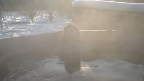 Hombre Guapo Vapor Baño Agua Caliente Aire Libre Invierno Nevado — Vídeo de stock