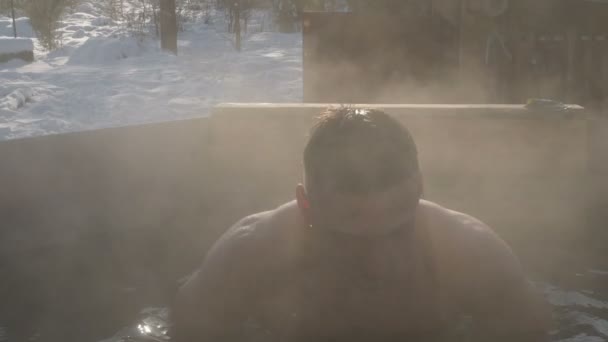 Hombre Guapo Vapor Baño Agua Caliente Aire Libre Invierno Nevado — Vídeo de stock
