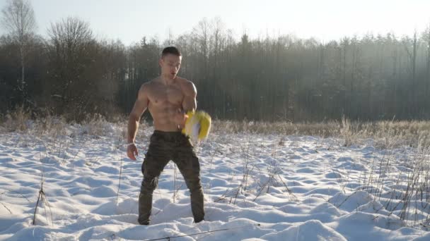 Hombre Fitness Bombeando Músculos Con Kettlebell Invierno Aire Libre Salud — Vídeo de stock