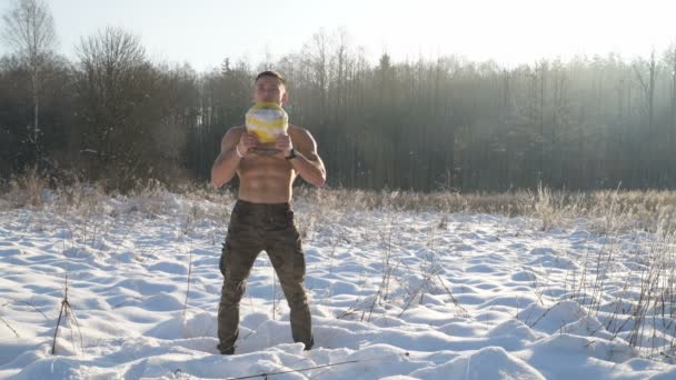 Fitness Homme Pompage Les Muscles Avec Kettlebell Hiver Extérieur Concept — Video