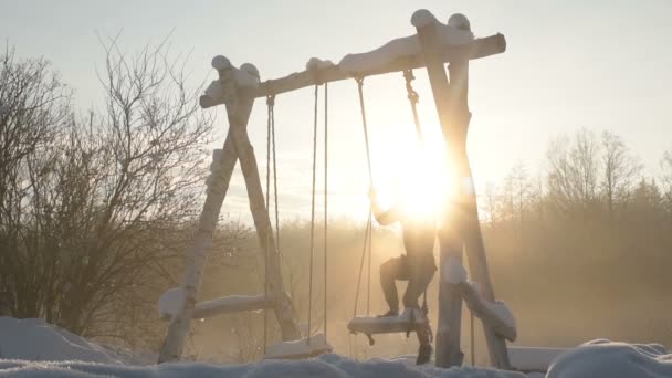 Fitness Man Svänger Ett Rep Swing Snöig Vinter Idrott Hälsa — Stockvideo