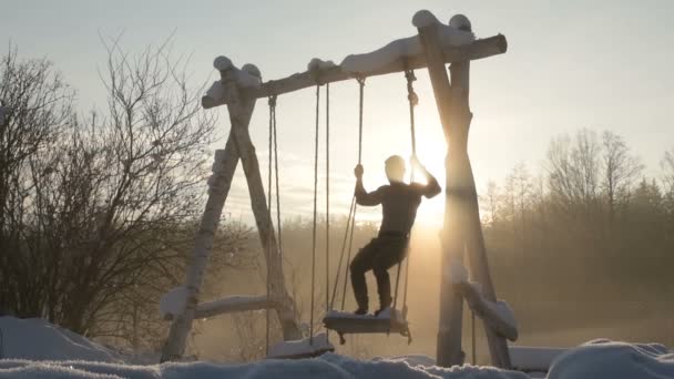 Hombre Fitness Balanceándose Columpio Cuerda Invierno Nevado Concepto Deporte Salud — Vídeo de stock