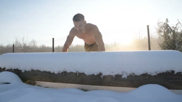 Fitness Mann Beim Sport Mit Nacktem Oberkörper Liegestütze Winter Freien — Stockvideo