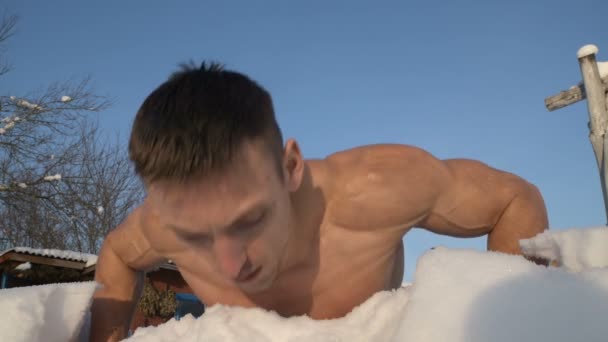 健美的男人用赤身裸体做运动 冬天在室外俯卧撑 健康和硬化概念 — 图库视频影像