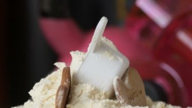 Protein tozu ve ölçüm kepçesi kavanozun üzerinde ve sallanan şişe arka planında. Vücut geliştirme, fitness ve spor salonu yaşam tarzı. Spor, sağlık ve beslenme konsepti
