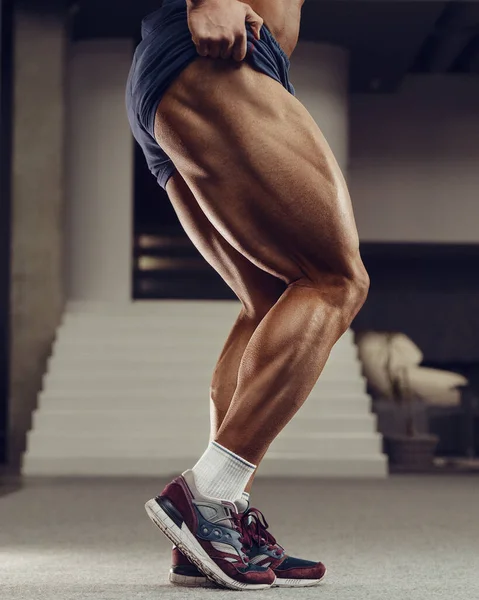 Homme Athlétique Pouvoir Caucasien Entraînant Pomper Les Muscles Des Quadriceps — Photo
