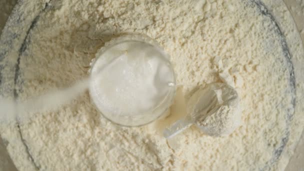 Mjölk Hälls Ett Glas Över Vegankaka Och Proteinpulver Och Mätskopa — Stockvideo