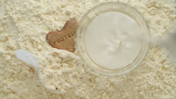 Lait Est Versé Dans Verre Sur Biscuit Végétalien Poudre Protéines — Video