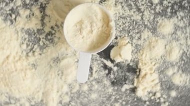 Protein tozu ve ölçüm kepçesi. Üst Manzara. Yukarıdan. Yukarıdan bak. Vücut geliştirme, fitness ve spor salonu yaşam tarzı. Spor, sağlık ve beslenme konsepti