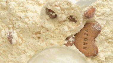Süt, vejetaryen kurabiye, protein tozu ve ölçü kepçesinin üzerine dökülür. Üst Manzara. Yukarıdan bak. Vücut geliştirme, fitness ve spor salonu yaşam tarzı. Spor, sağlık ve beslenme konsepti