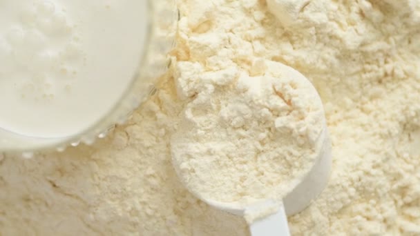 Mjölk Hälls Ett Glas Över Vegankaka Och Proteinpulver Och Mätskopa — Stockvideo
