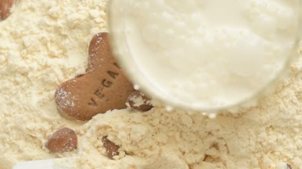 Lait Est Versé Dans Verre Sur Biscuit Végétalien Poudre Protéines — Video