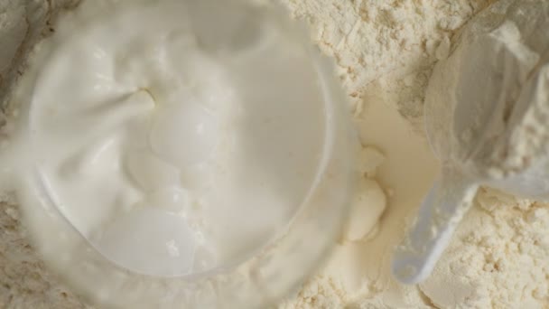 Lait Est Versé Dans Verre Sur Biscuit Végétalien Poudre Protéines — Video