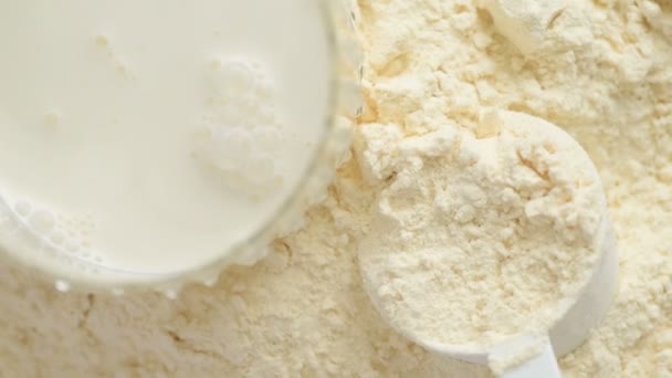 Молоко Наливают Стакан Поверх Веганского Печенья Белкового Порошка Измерительной Сенсации — стоковое видео